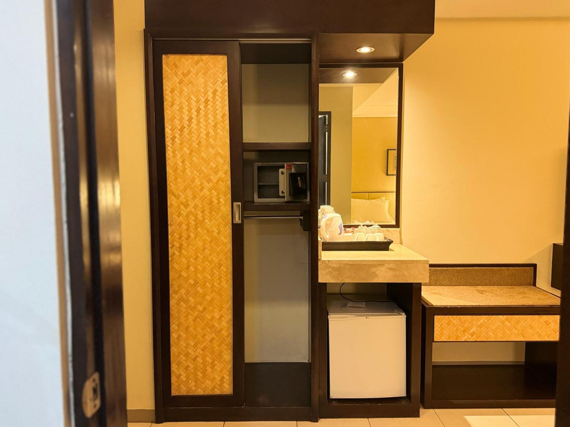 Circle Inn - Iloilo City Center Extérieur photo