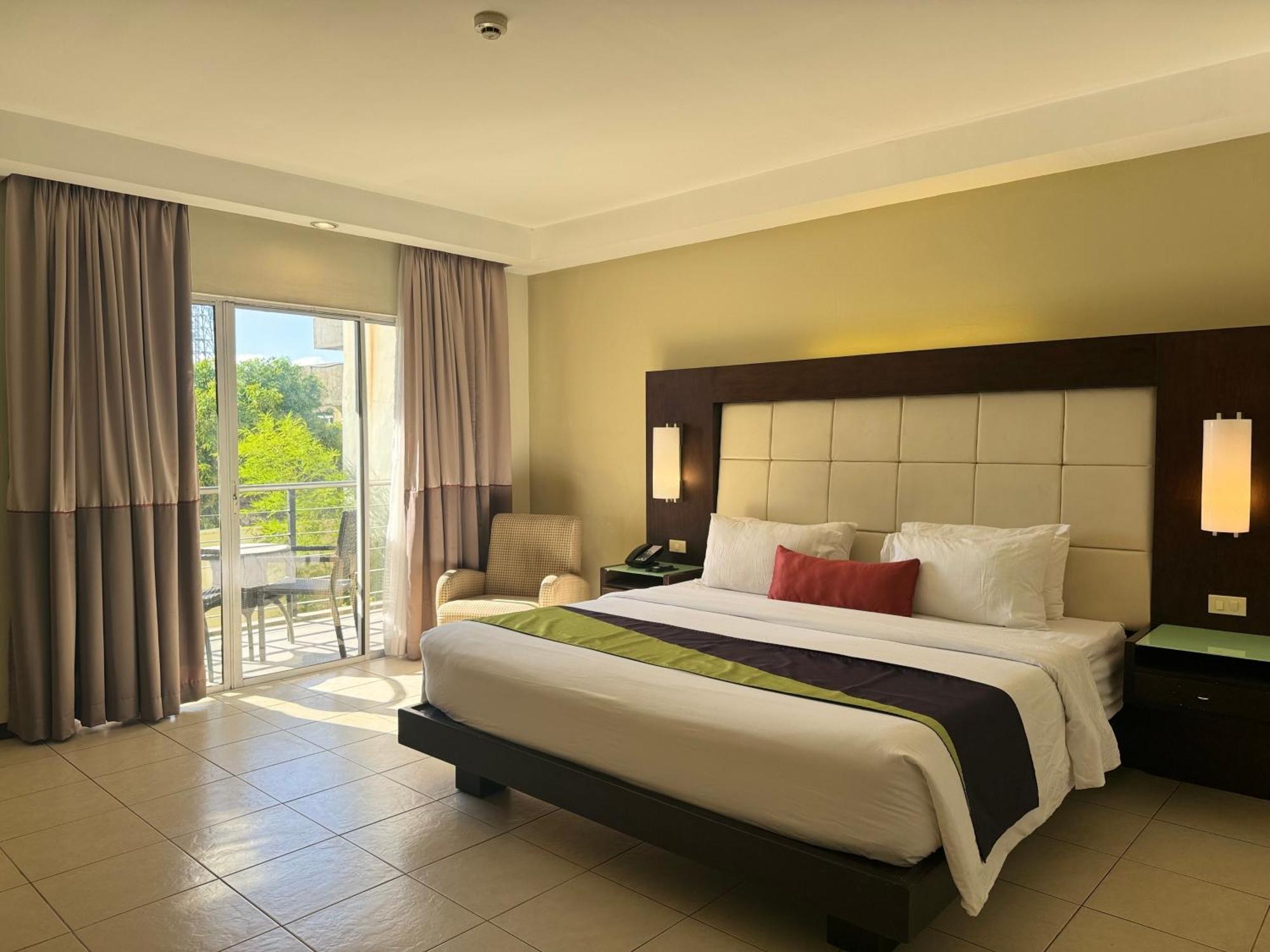 Circle Inn - Iloilo City Center Extérieur photo