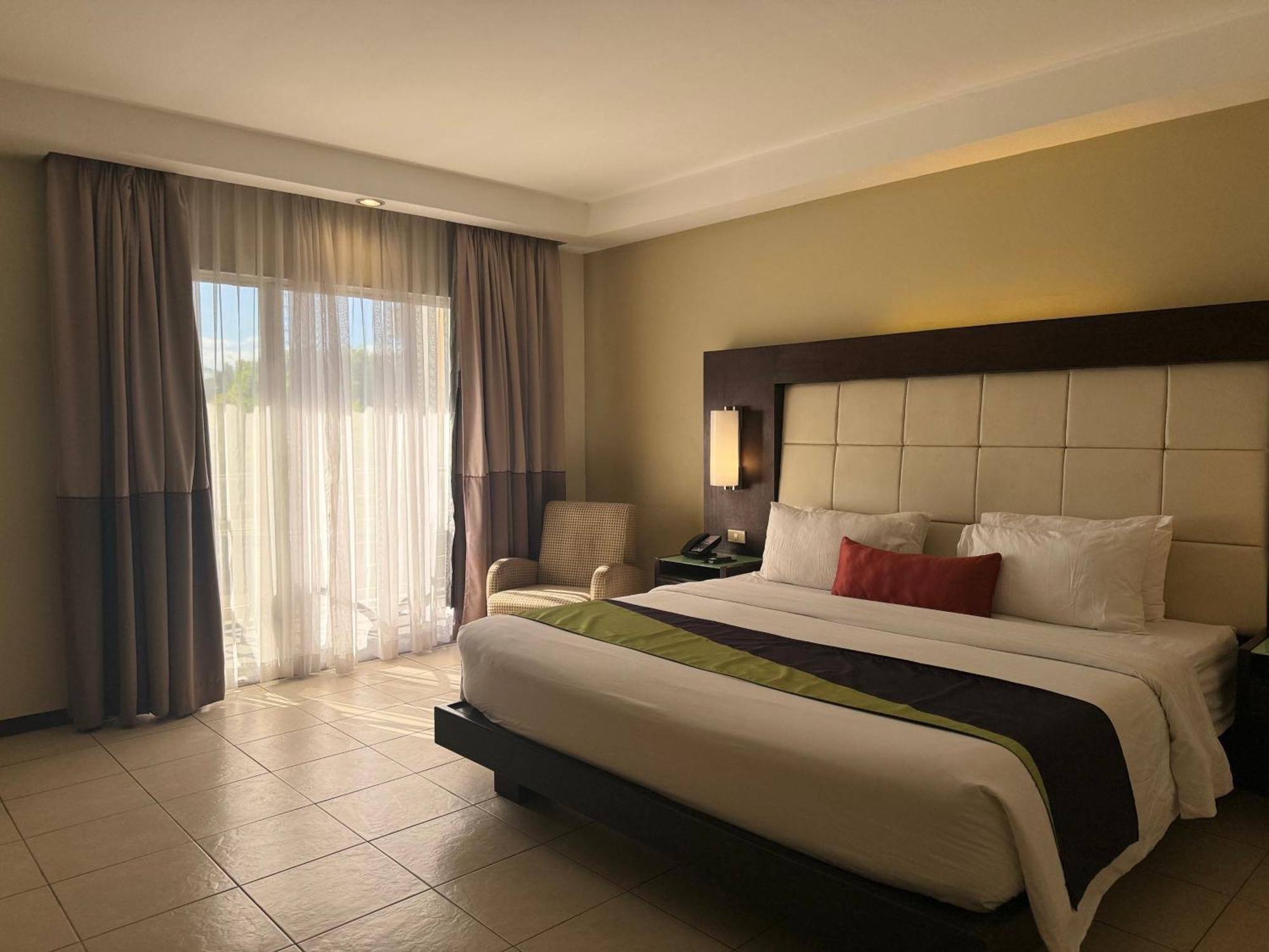 Circle Inn - Iloilo City Center Extérieur photo