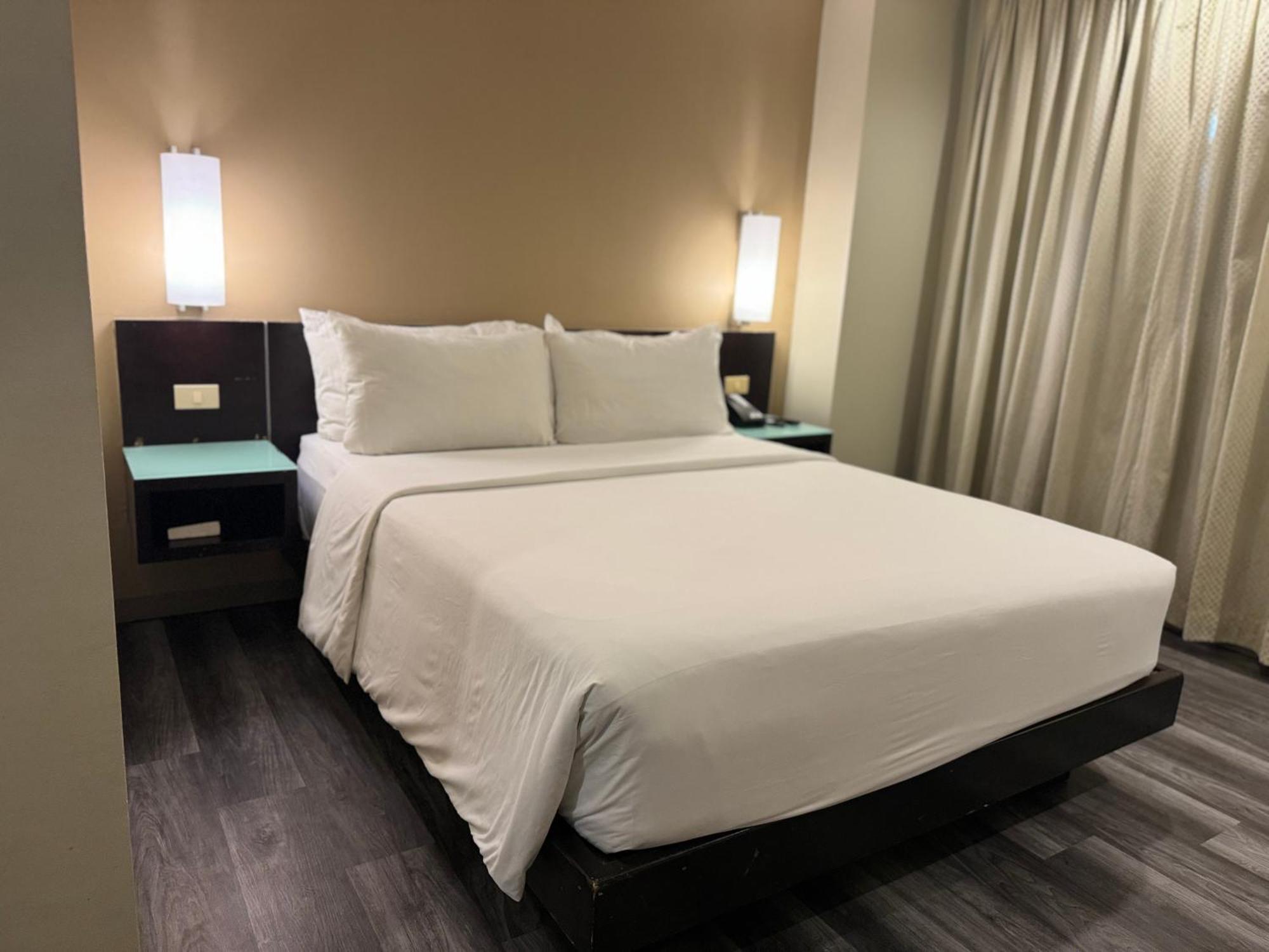 Circle Inn - Iloilo City Center Extérieur photo